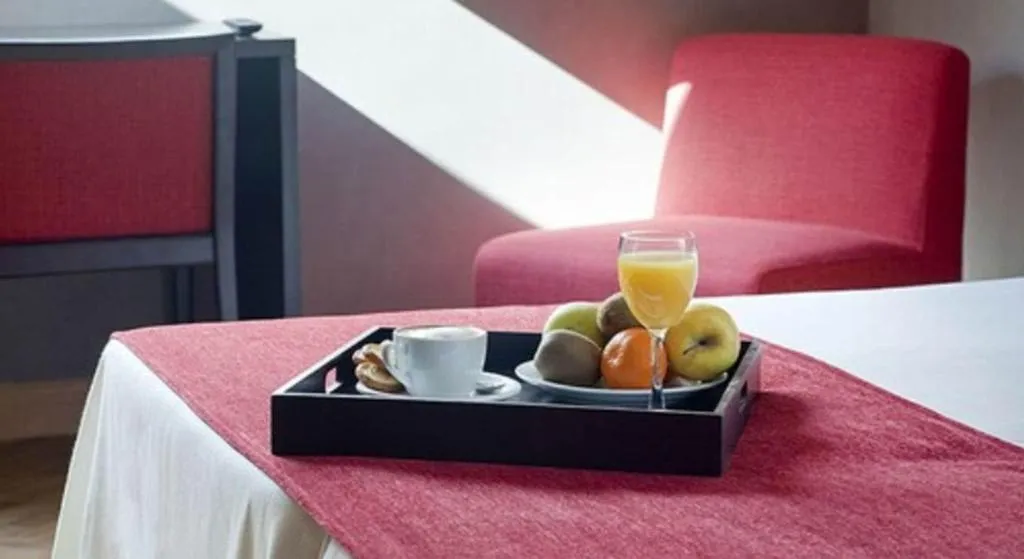TRIPLE STANDARD Room, Hostal Carlos III, Madrid
