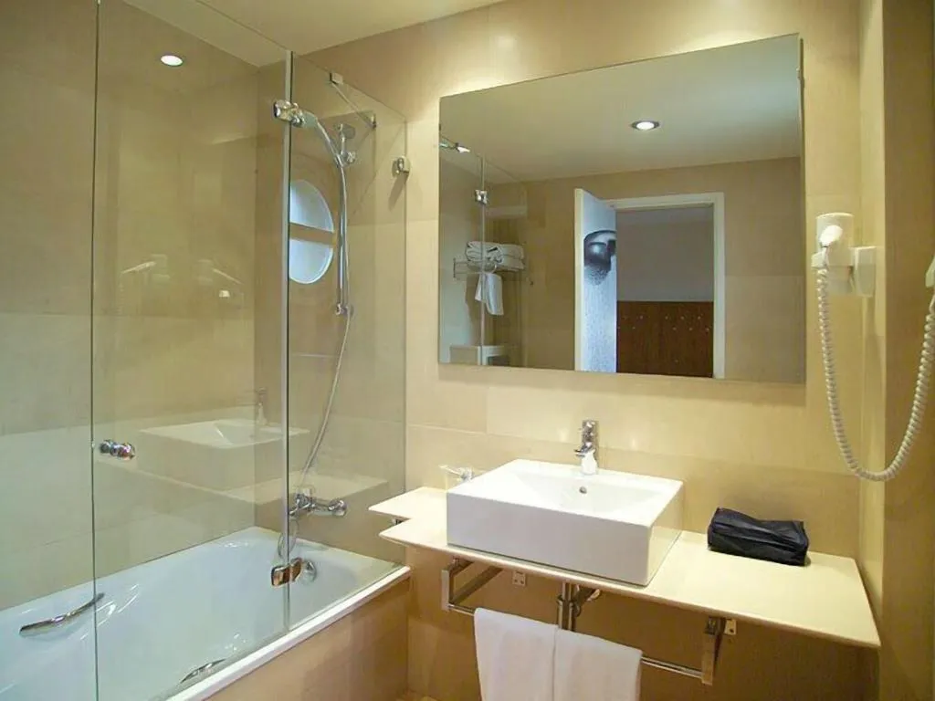 DOUBLE SINGLE USE QUEEN SIZE BED Room, J. Balmes, Costa Brava
