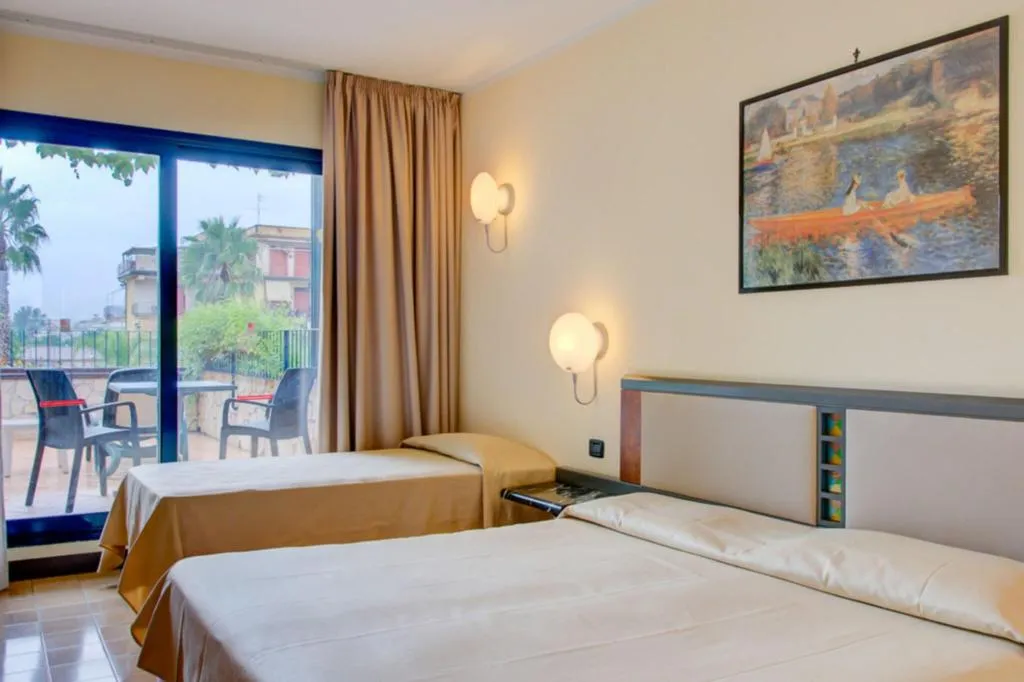 QUADRUPLE DELUXE Room, Caesar Palace, Catania