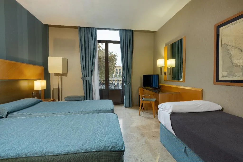 TRIPLE WITH BALCONY Room, Del Mar, Barcelona
