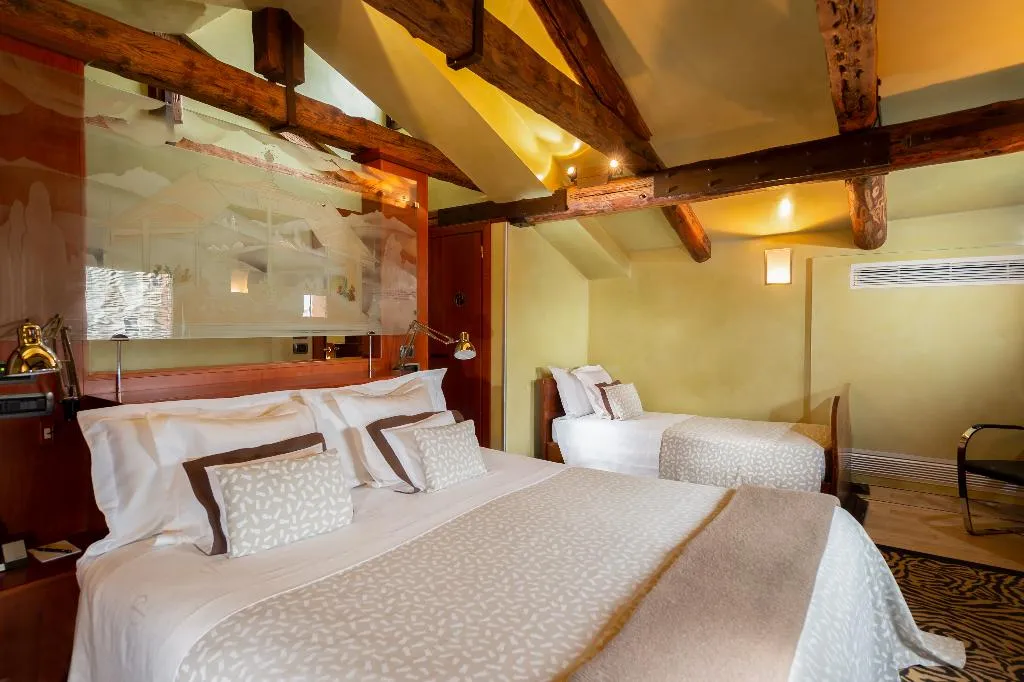 JUNIOR SUITE STANDARD Room, Ca Pisani, Venice