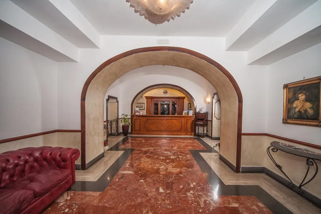 Lobby, La Pace, Naples