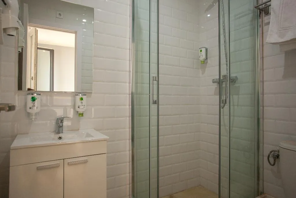 APARTMENT TWO BEDROOMS TWO BATHROOMS Room, Gran Central Suites, Madrid
