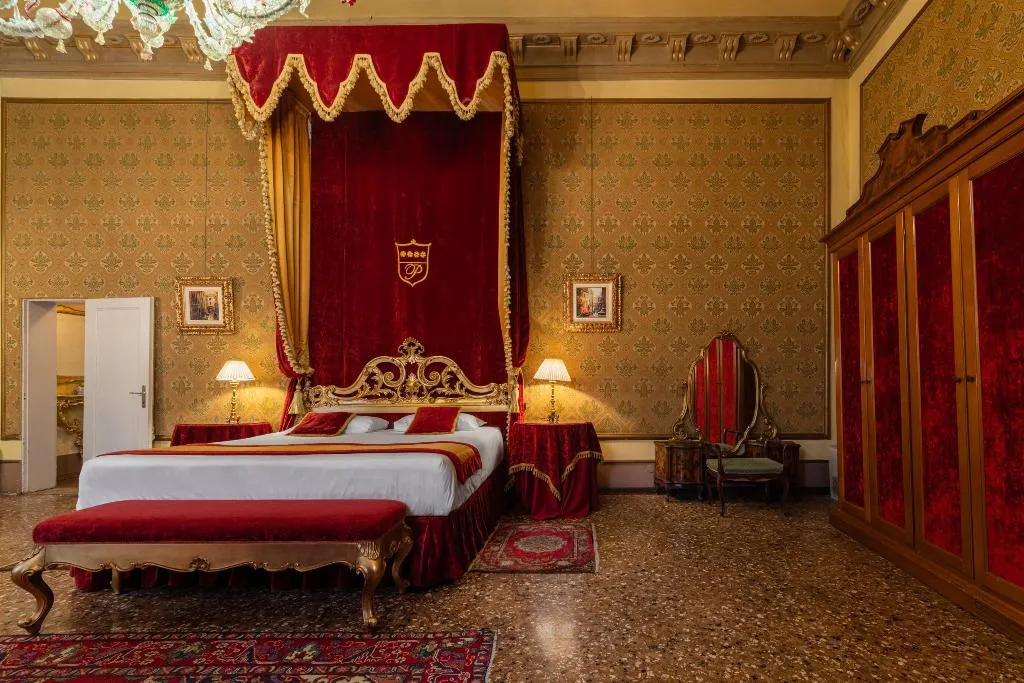 JUNIOR SUITE CANAL VIEW Room, Palazzo Paruta, Venice