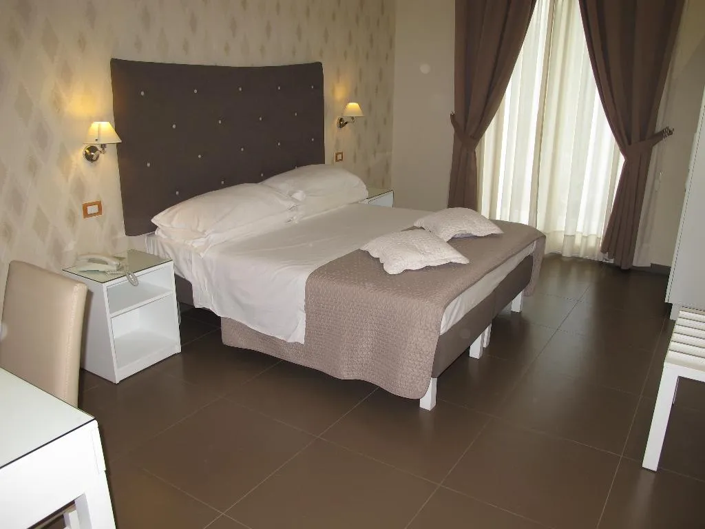 TRIPLE STANDARD Room, Club Sorrento, Naples