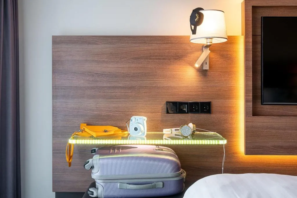 DOUBLE QUEEN SIZE BED Room, Moxy Amsterdam Houthavens, Amsterdam