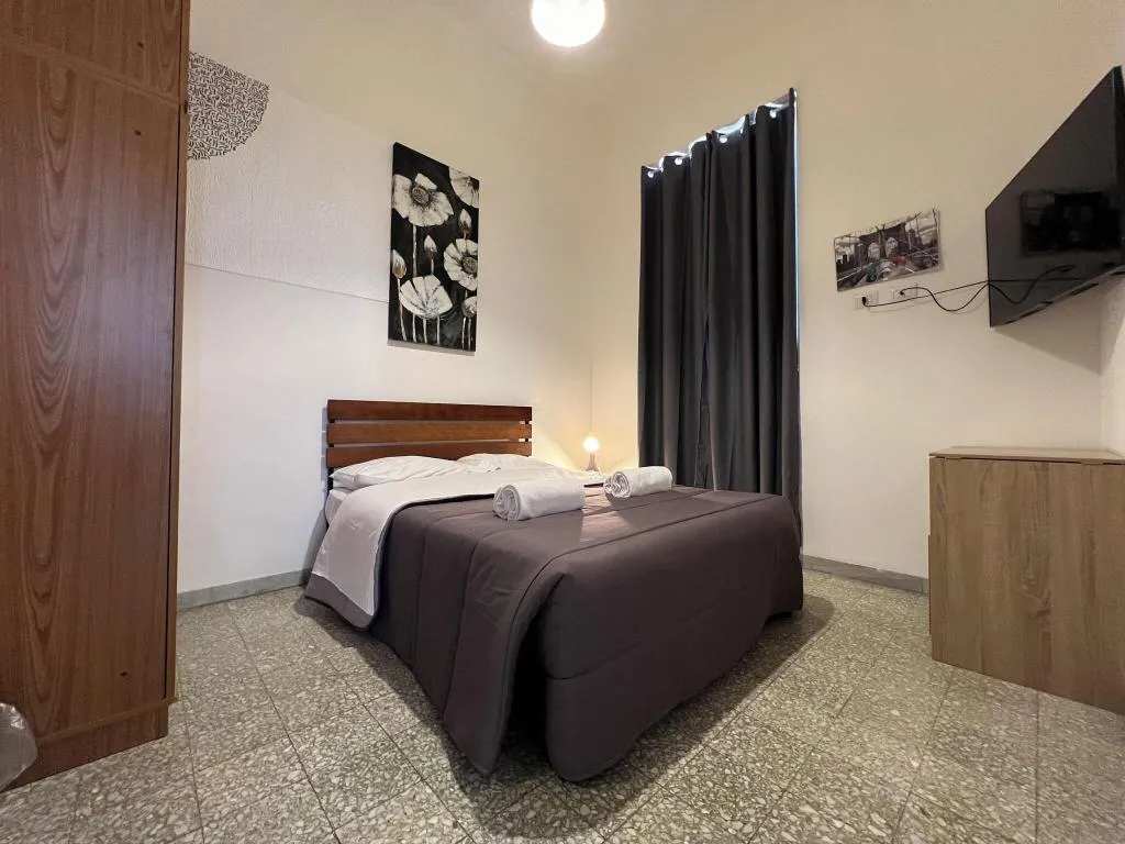 Room, Freedom Traveller, Naples