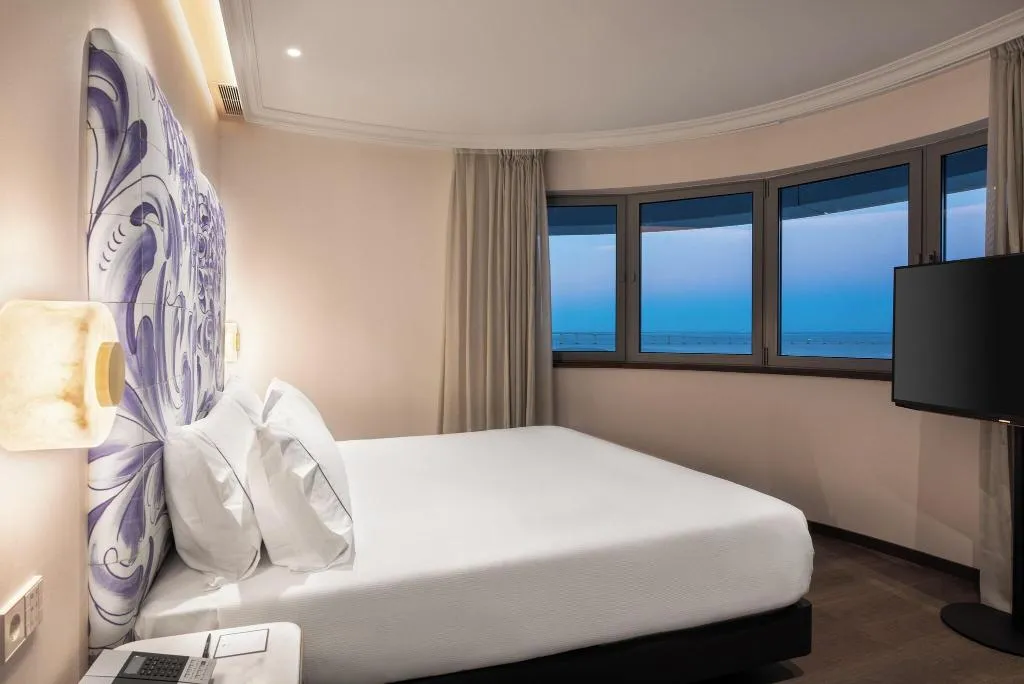 JUNIOR SUITE KING SIZE BED Room, Eurostars Universal Lisboa, Lisbon