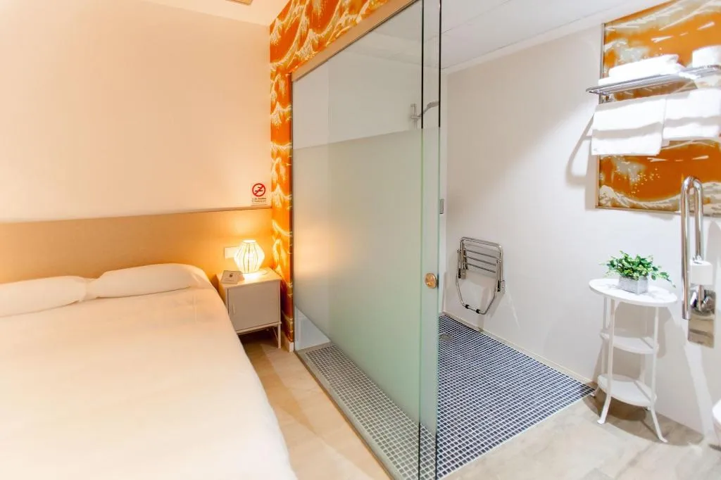 Room, Host & Home, Valencia