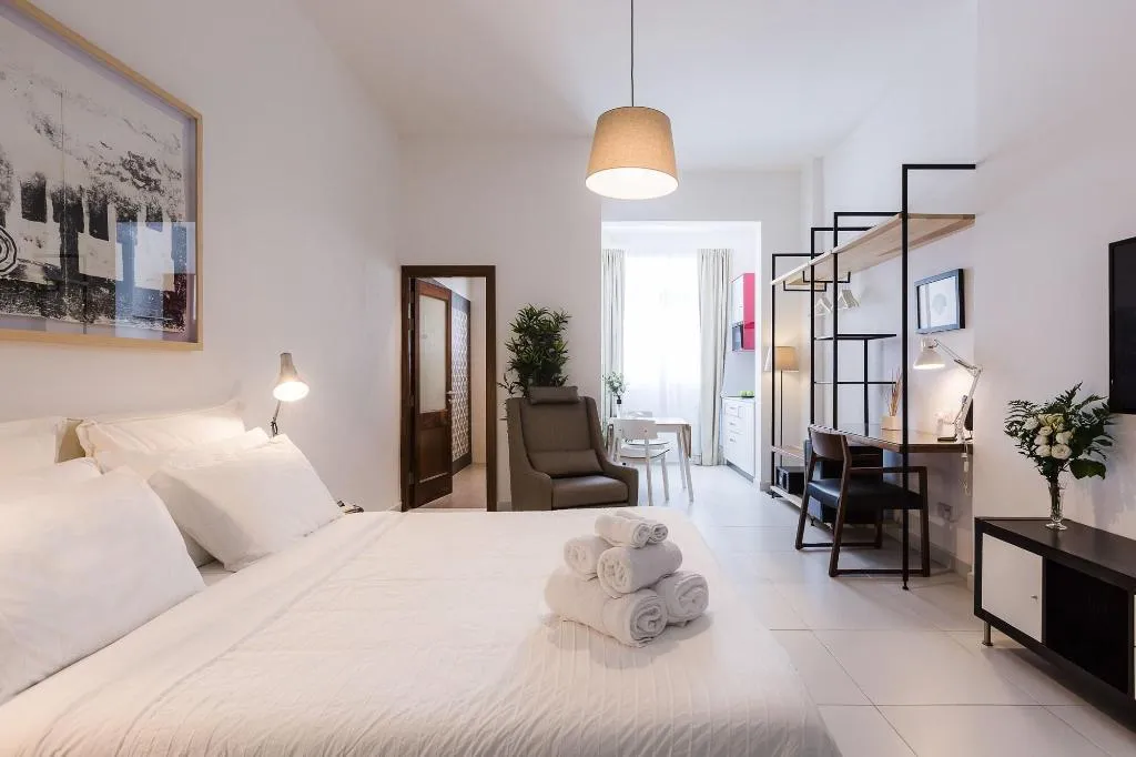 Room, Two Pillows Boutique Hostel, Malta