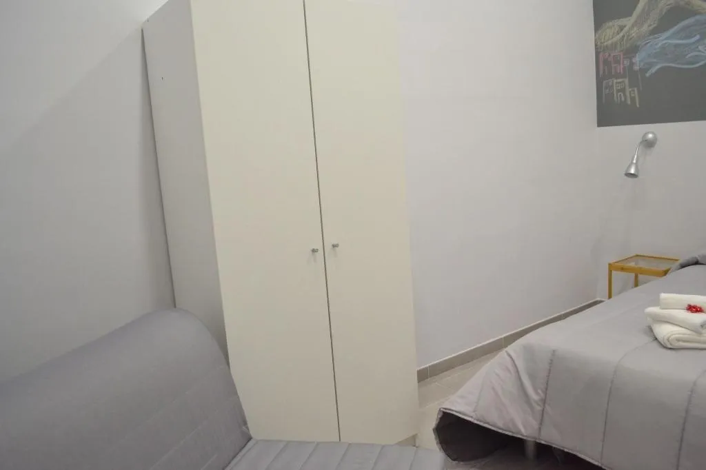 Room, Bassetto 013, Naples