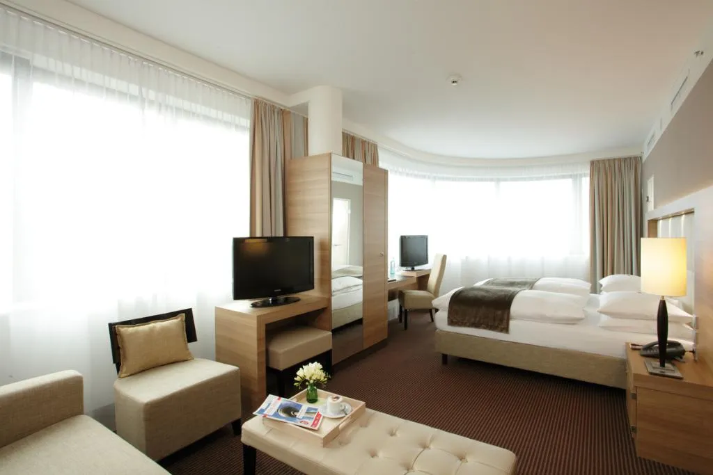 JUNIOR SUITE STANDARD Room, H4 Hotel Berlin Alexanderplatz, Berlin