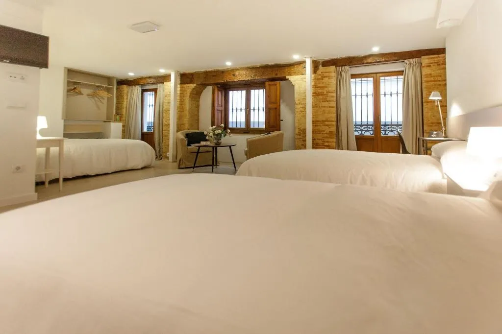 Room, Host & Home, Valencia