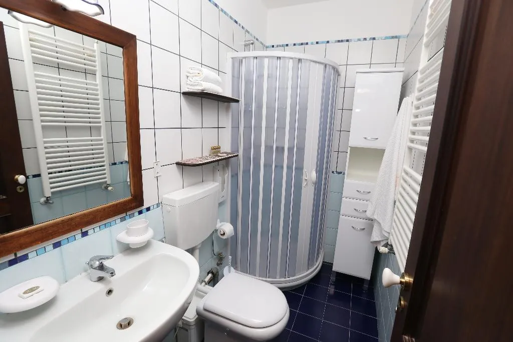 APARTMENT STANDARD Room, Santa Lucia 50, Naples