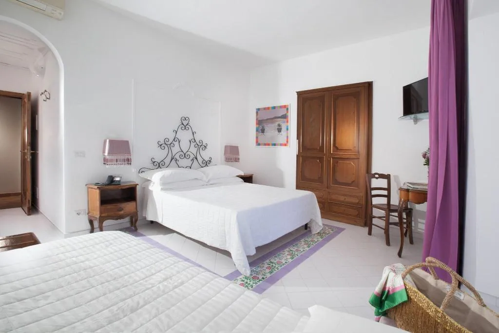 Room, Smeraldo, Naples