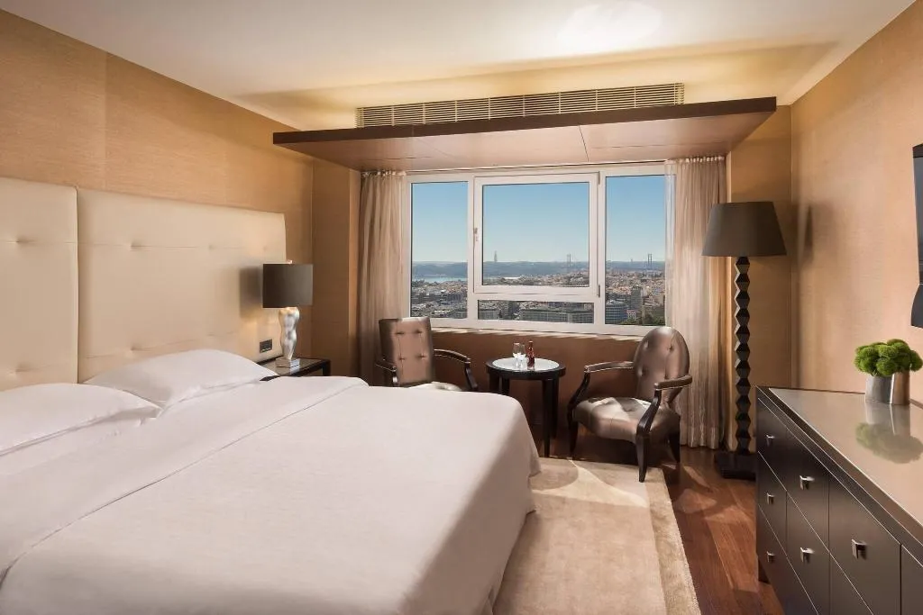 SUITE EXECUTIVE QUEEN BED Room, Sheraton Lisboa Hotel & Spa, Lisbon