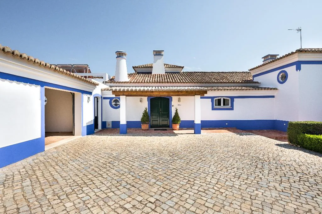 VILLA FOUR BEDROOMS Room, Shantivillas, Algarve