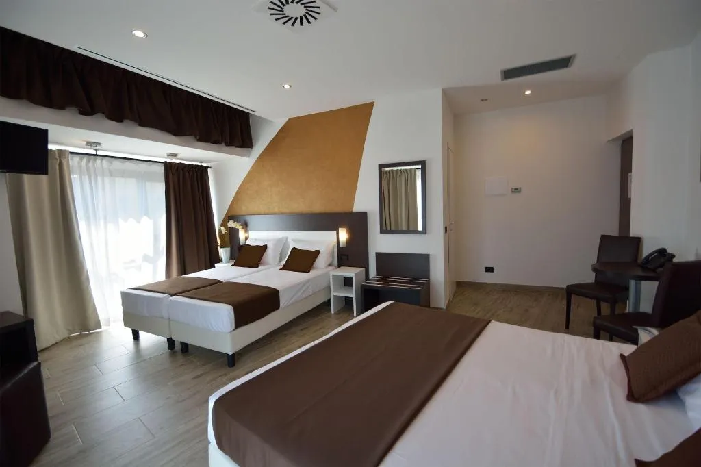 Room, Luxor Florence, Florence