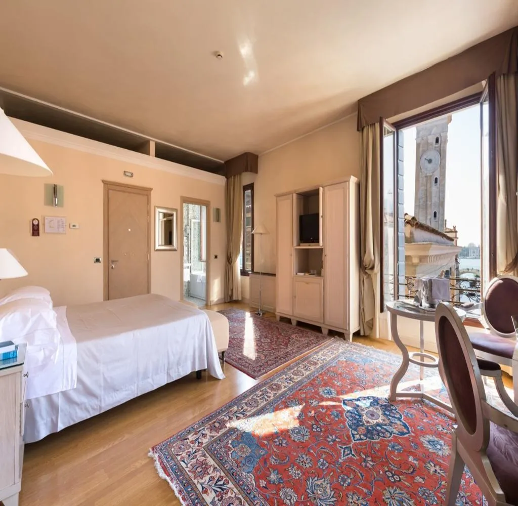 SUITE EXECUTIVE CANAL VIEW Room, Liassidi Palace, Venice