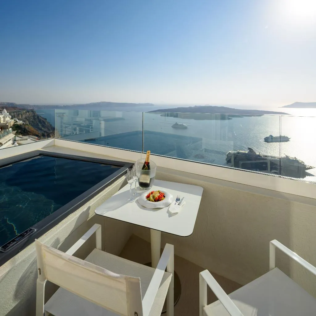 JUNIOR SUITE WITH JACUZZI WITH VIEWS Room, Nefeles Luxury Suites, Santorini