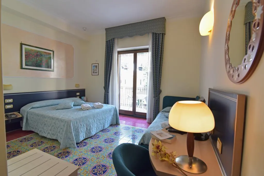 TRIPLE CLASSIC Room, Hotel Santa Lucia, Naples