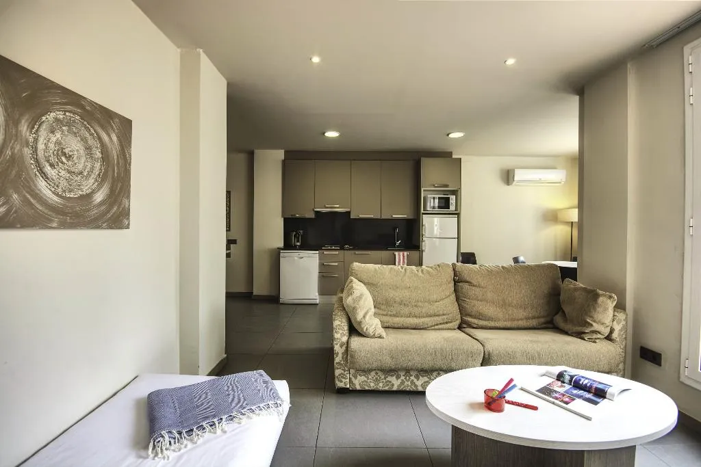 APARTMENT CAPACITY 5 ONE BEDROOM Room, Pierre & Vacances Barcelona Sants, Barcelona