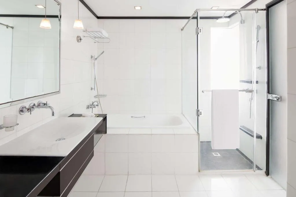 DOUBLE PREMIUM KING BED Room, Radisson Blu Hotel, Dubai Media City, Dubai