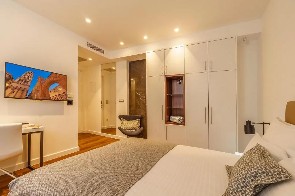 Room, Oasis Life, Split