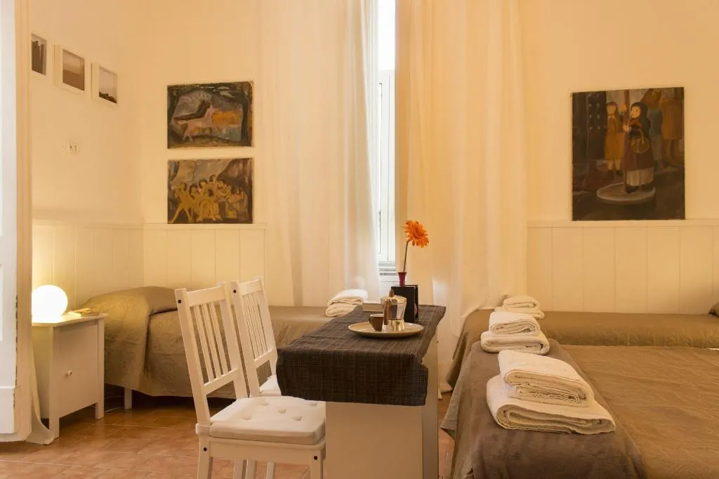 Room, Sui Tetti Di Napoli, Naples