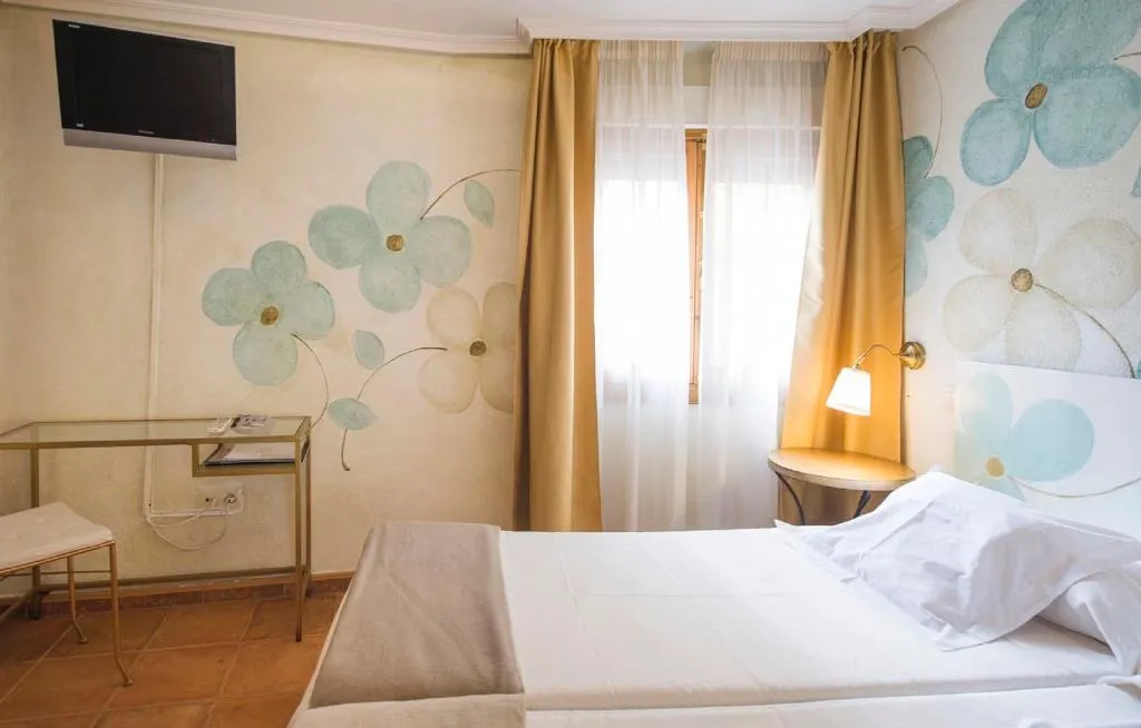 DOUBLE STANDARD Room, YIT Puerta Bisagra, Madrid
