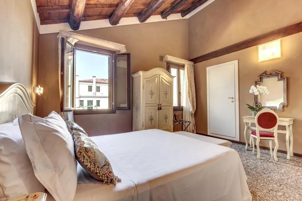Room, Ca' Riza, Venice