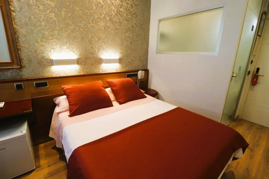 DOUBLE STANDARD Room, Hostal Hispano-Argentino Gran Via, Madrid