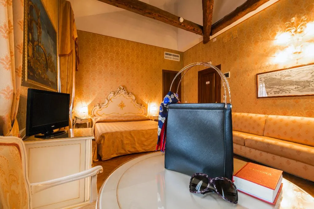 JUNIOR SUITE CANAL VIEW Room, Palazzo Guardi, Venice
