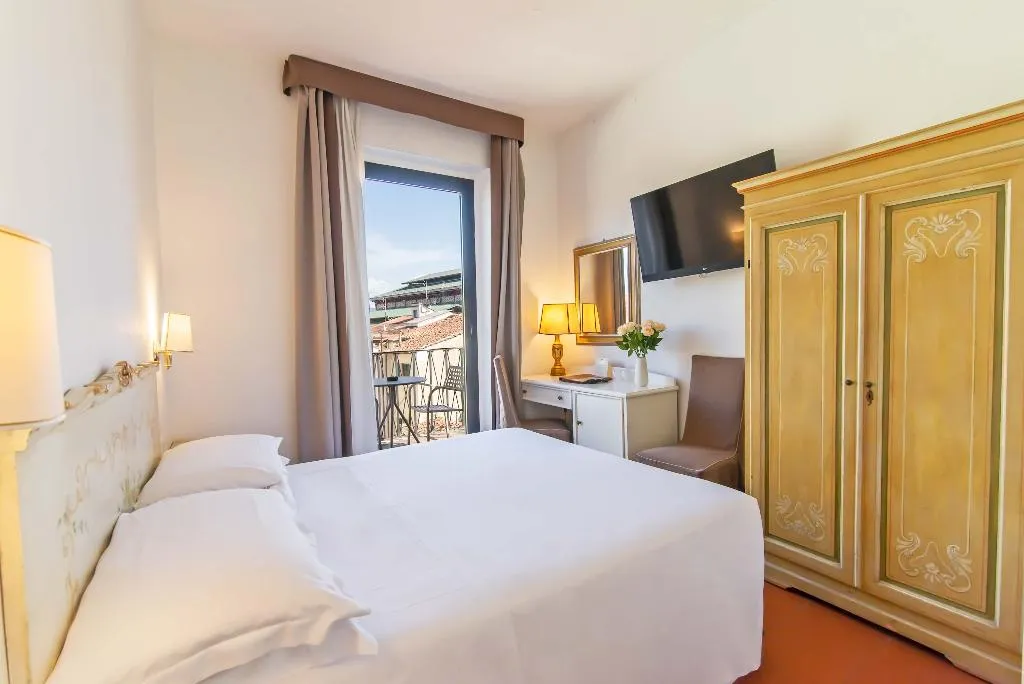 DOUBLE WITH VIEWS Room, Machiavelli Palace, Florence