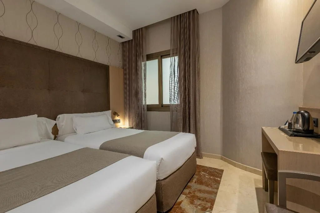 TRIPLE CAPACITY 2 Room, Gran Hotel Barcino 4*S, Barcelona