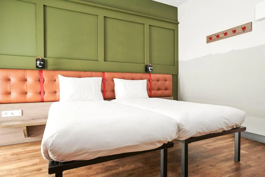 TWIN DELUXE TWO BEDS Room, Generator Madrid, Madrid
