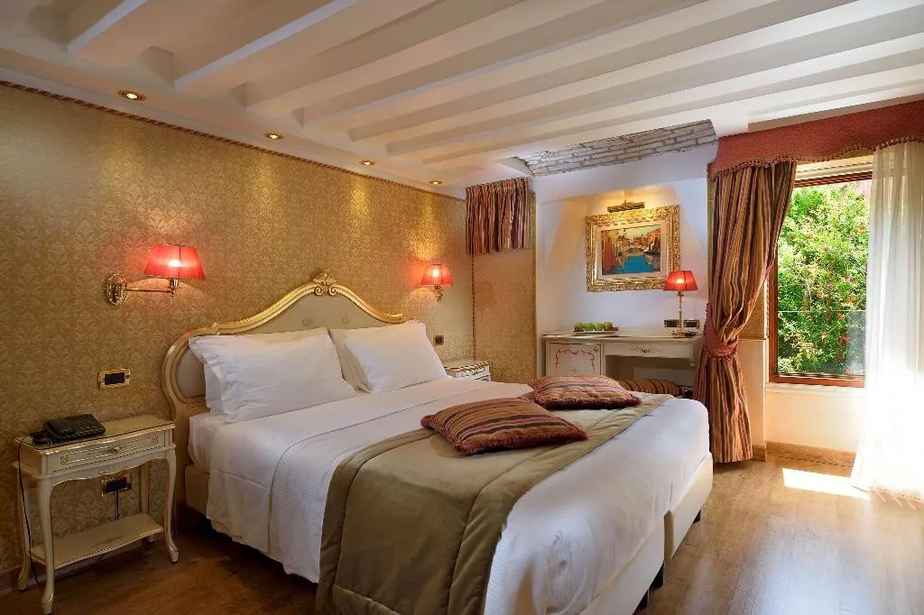 Room QUEEN SIZE BED Room, Hotel Olimpia Venice, BW Signature Collection, Venice