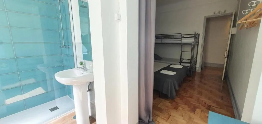 QUADRUPLE THREE BEDS Room, Castilho 63, Lisbon