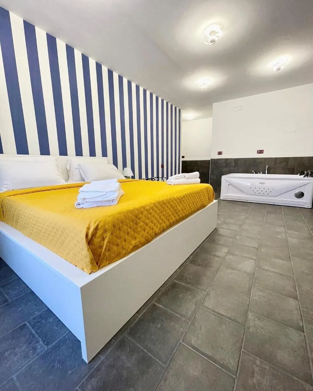Room, Yacht Club Angioino, Naples