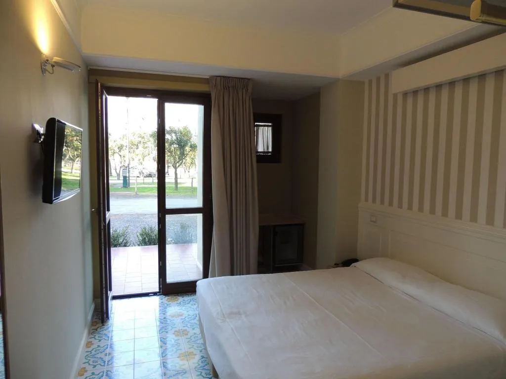 FAMILY ROOM QUEEN SIZE BED Room, Hotel Zeus Pompei, Naples