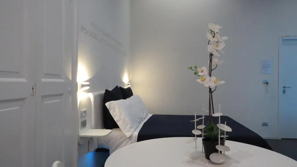 Room, Skyhouse Chiatamone, Naples