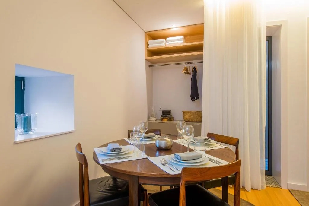 Room, Domum, Porto