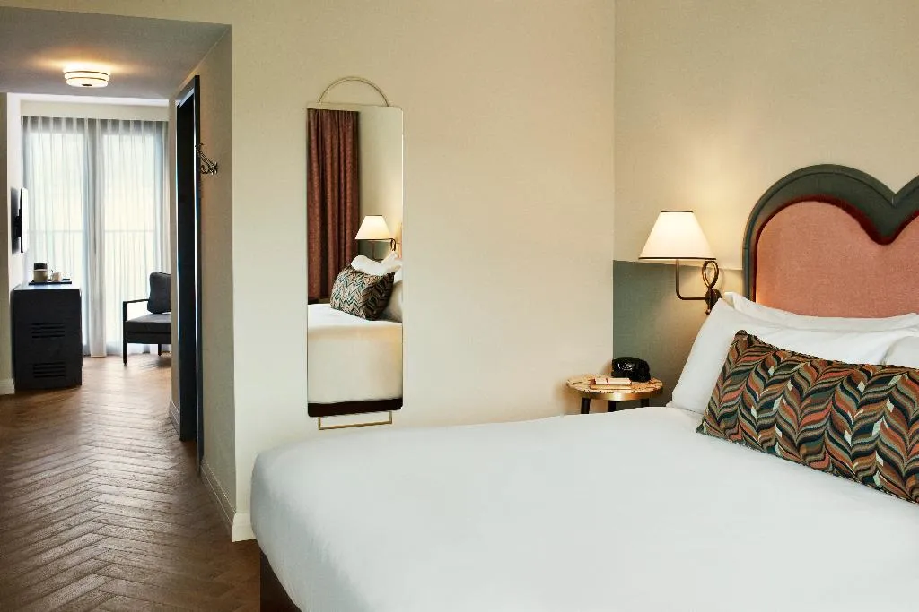 DOUBLE DELUXE Room, The Hoxton, Berlin, Berlin