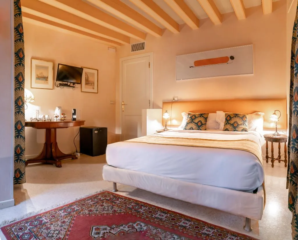FAMILY ROOM TWO BEDROOMS ONE BATHROOM Room, Palazzo Sanluca, Venice