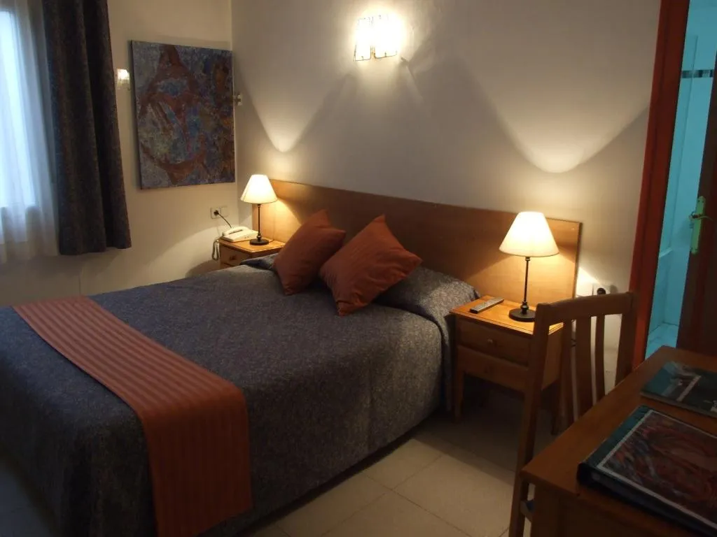 DOUBLE BASIC Room, Montserrat, Costa Brava