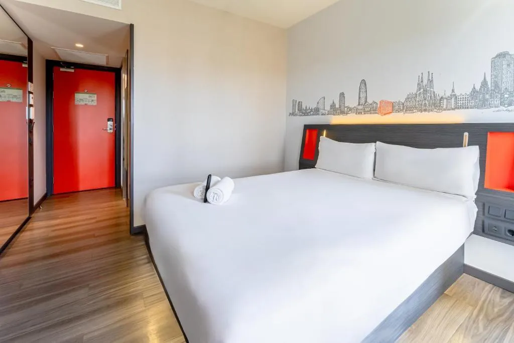 DOUBLE SUPERIOR Room, easyHotel Barcelona Fira, Barcelona