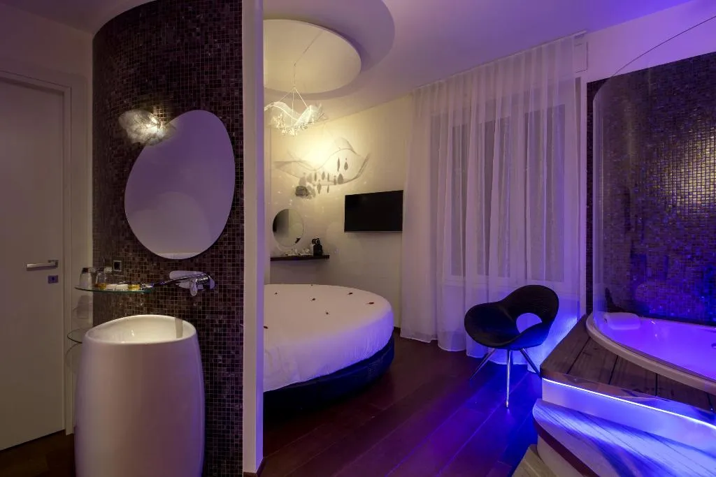 DOUBLE DELUXE SUPERIOR Room, SuiteSistina For Brave Lovers, Rome