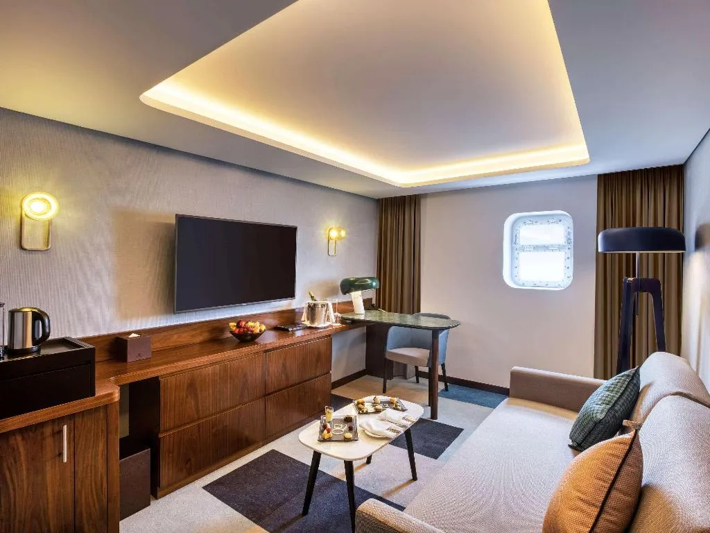 SINGLE STANDARD Room, Queen Elizabeth 2, Dubai