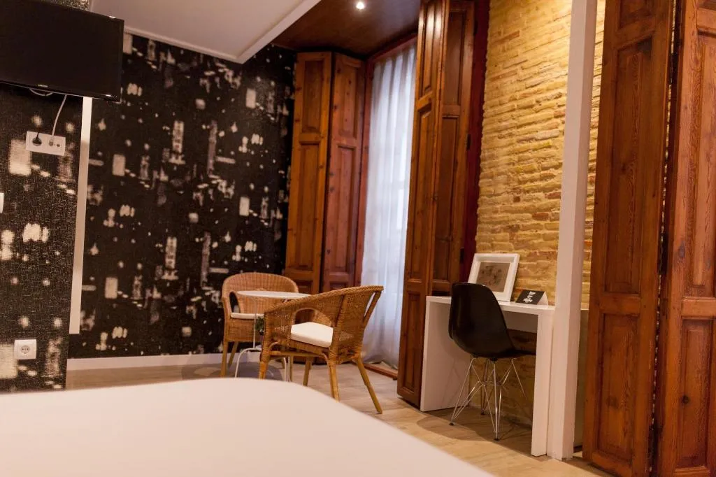 Room, Host & Home, Valencia