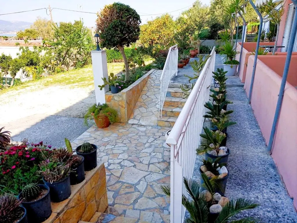 Terrace, Oskars Studios & Apartments, Kefallinia